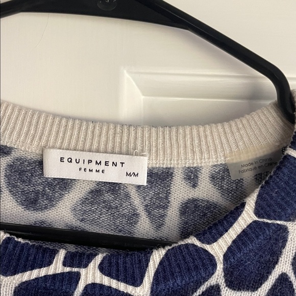 Equipment Femme Navy and White Giraffe Print Cashmere Sweater - Picture 2 of 4